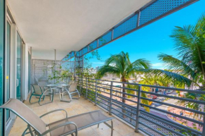 Luxury Balcony Suite - Across the Beach and Espanola Way, Miami Beach